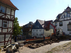 Pflaster- und Treppenarbeiten an St. Crescentius (Foto:Karl-Franz Thiede)